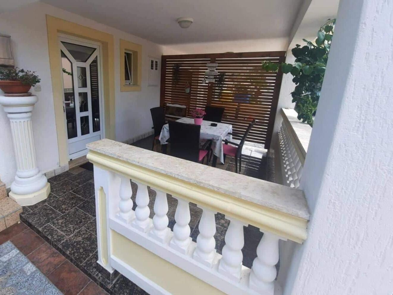 Apartments Robi- Swimming Pool And Beautiful Garden Kampor Esterno foto